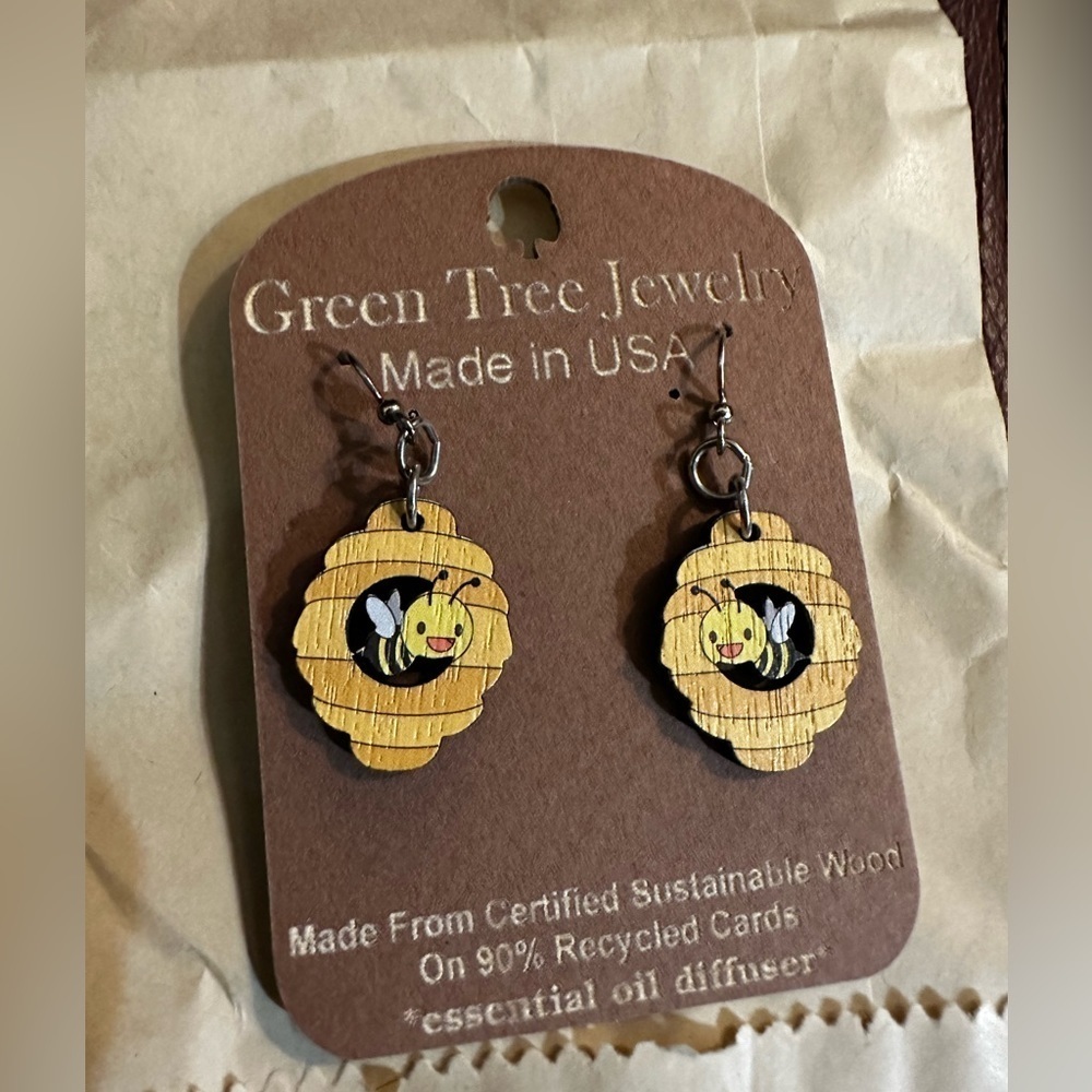 NWT Green Tree Jewelry Honeycomb Bee 🐝 Earrings